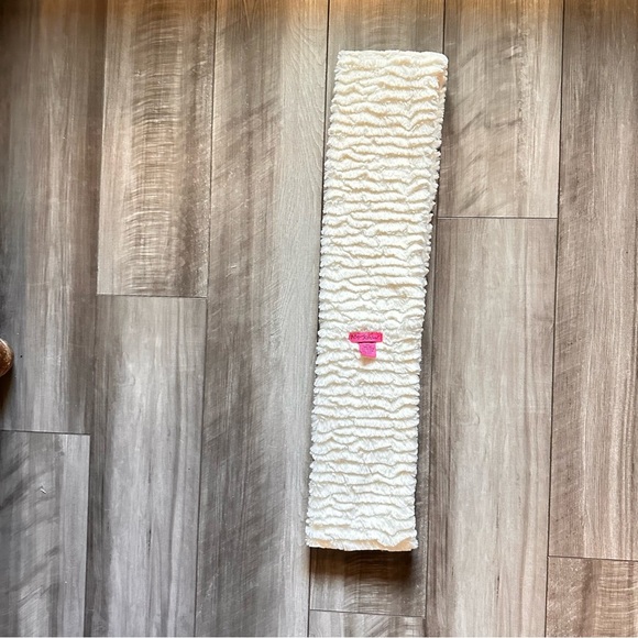 Betsey Johnson White Faux Fur Scarf Wrap OSFA Soft Plush Winter Accessory - Picture 3 of 6